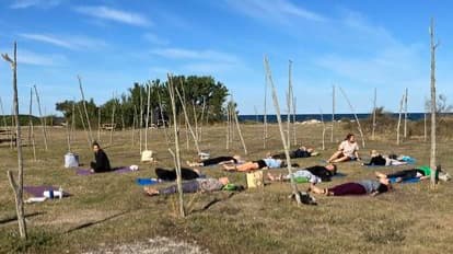 SOMMARYOGA i SJÄLSÖ HAMN