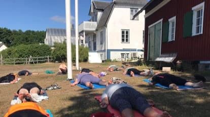 SOMMARYOGA I LJUGARN