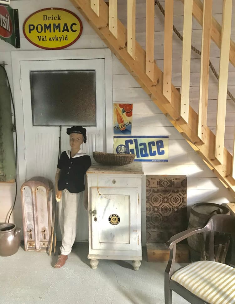 Guidning hos Viklau Gårdsmuseum , Nostalgiutställning mm