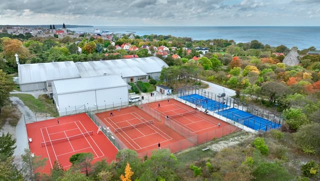 Spela Tennis